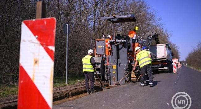 Elindultak a tavaszi-nyári fenntartási munkák a Magyar Közútnál