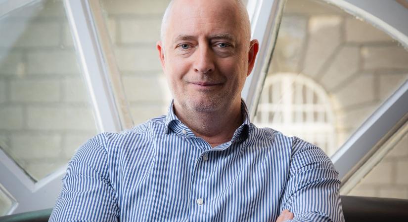 „Nem csak előadásokat hoz létre, hanem elkötelezett fiatal alkotókkal közösséget és jövőt épít” – Interjú Zalán Jánossal