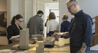 Miért izgalmasak a brutalista épületek? – Megnéztük a Walter Rózsi-villa új kiállítását