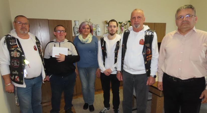 Pásztori slusszos motorosok, a bőrszerkó alatt érzékeny szív dobog