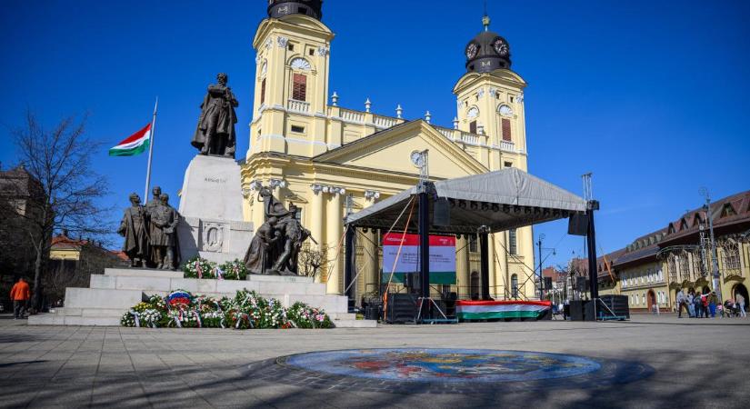 Idén is eltüntették az orosz főkonzul koszorúját a Kossuth térről