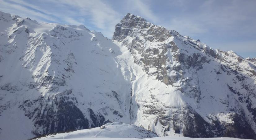 Lezuhant egy sífelvonó kabinja Svájcban