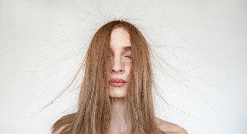 Szinte mindenkinél előfordulhat ez a tünet, de kevesen tudják, mit jelez a haj elvékonyodása