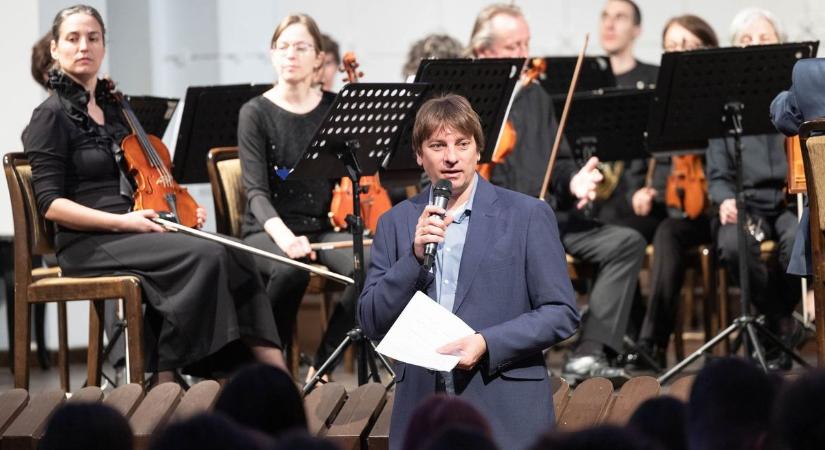 Micsoda? A lányok nyilvánosan csak rács mögött zenélhettek? (galéria)