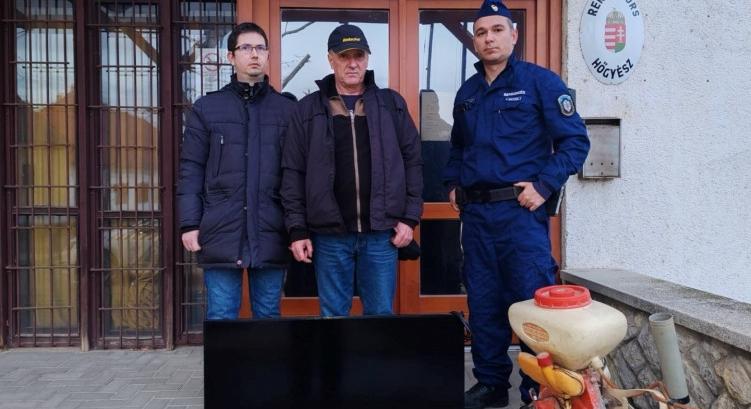 Egy lovagias hőgyészi férfi tévét talicskázott haza a feleségének nőnapra