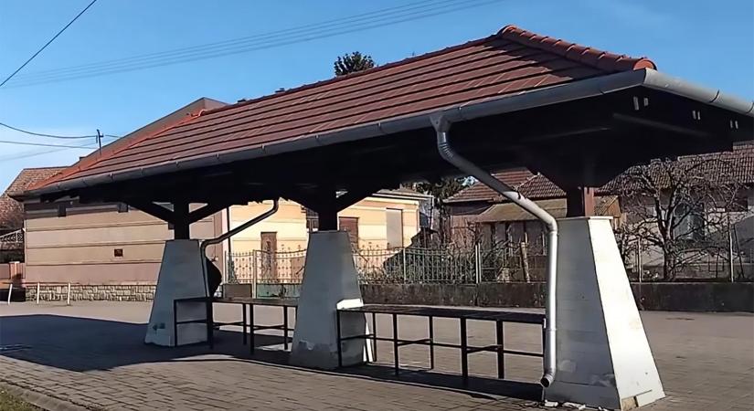 37 millió forintból épült egy taktaharkányi piac, három oszlopból és két padból áll