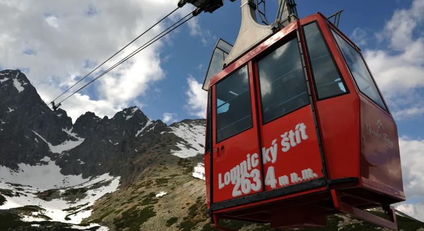 Lezuhant, majd hegyoldalon gurult le egy svájci sífelvonó kabinja - videó