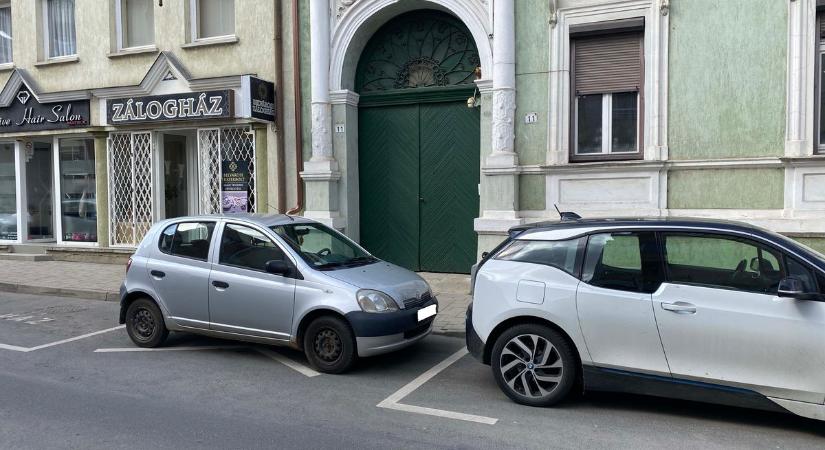 Kicsi kocsi, nagy önbizalommal - fotó