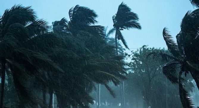 Nagyon erős trópusi ciklon csap le Ausztráliára