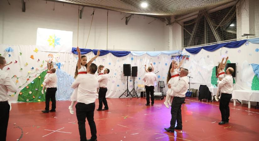 Egy estére visszataláltak a gyermeki világba jótékonysági bál Mezőfalván (videó, galéria)