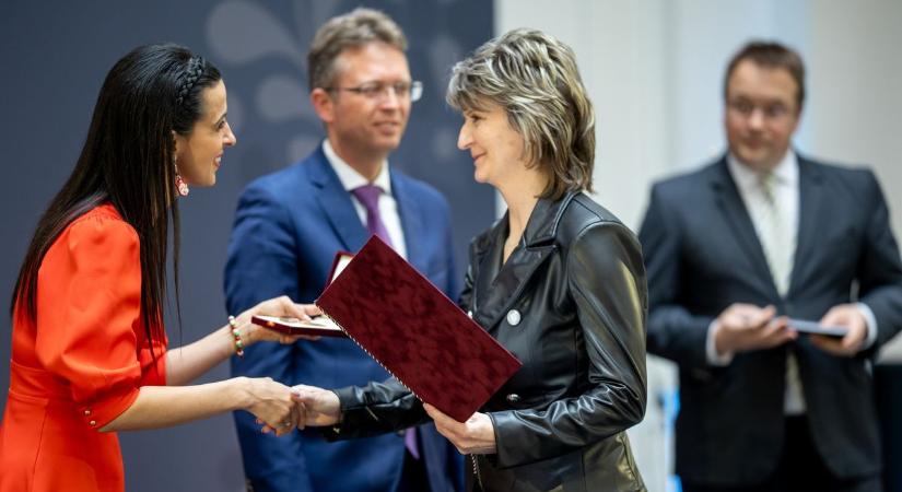 Áldozatos munkájáért minisztériumi elismerést kapott Magyar Zsoltné, a Tátika Bölcsőde vezetője