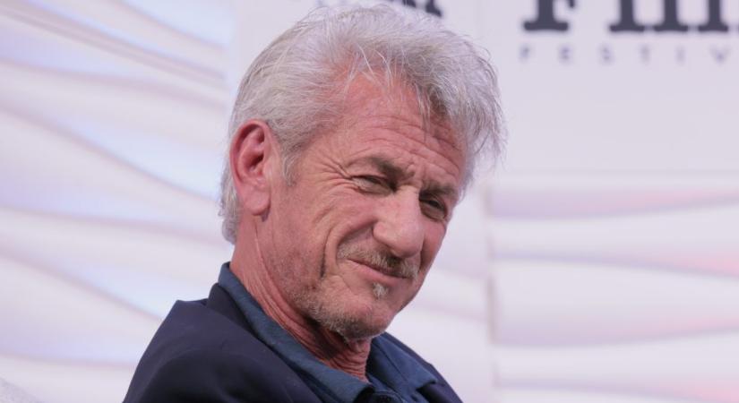 Orosz rakétával kilőtt ukrán vonat maradványaiból kapott Oscart helyettesítő díjat Sean Penn