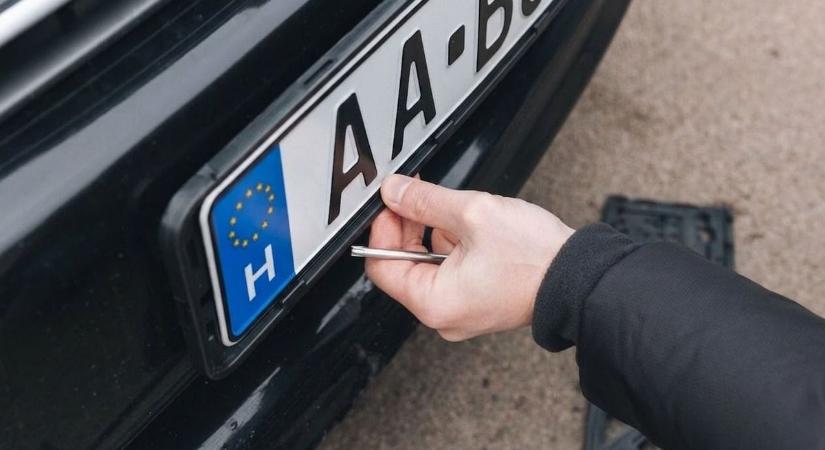 Jobb, ha ellenőrzöd a rendszámod, több tízezer magyar autóst érint a kötelező csere