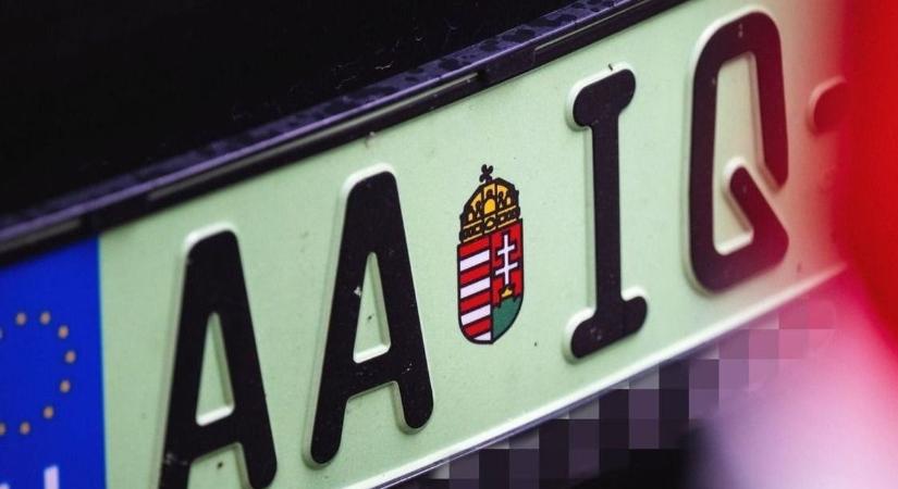 Több tízezer autóst kényszerítenek rendszámcserére – Te köztük vagy?