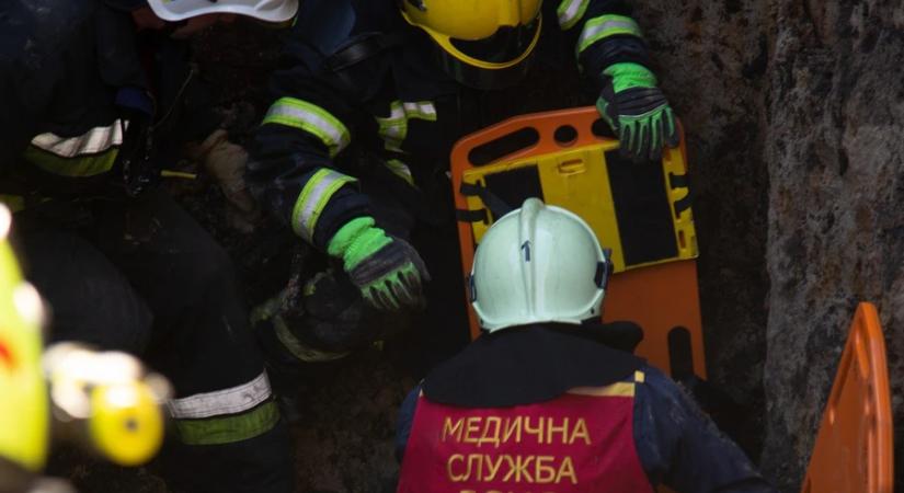Földomlás Ternopil megyében – egy férfi meghalt, a mentőket is betemette a föld