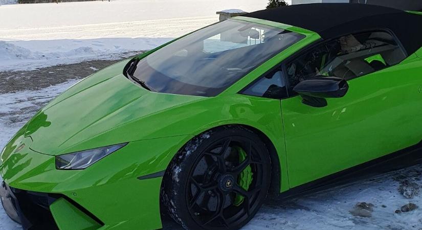 Féláron szórja ki a lefoglalt luxusautókat a lengyel adóhivatal