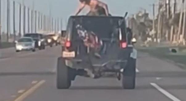 Videó: kocsitetőn tekergett a fiatal menet közben, a következő pillanatban balesetet szenvedtek