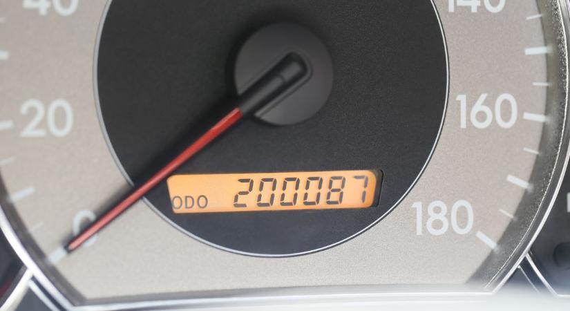 Átverhetnek az autópiacon – nem valós kilométerrel és rejtett hibákkal trükköznek