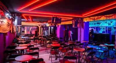 A bohém Budapest újjászületése – A Vörös Neon felidézi a mulatók és a varieték világát