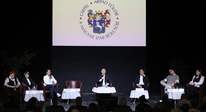 Üres szék és váratlan fordulatok: egyedülálló jelölti találkozót tartottak Csepelen