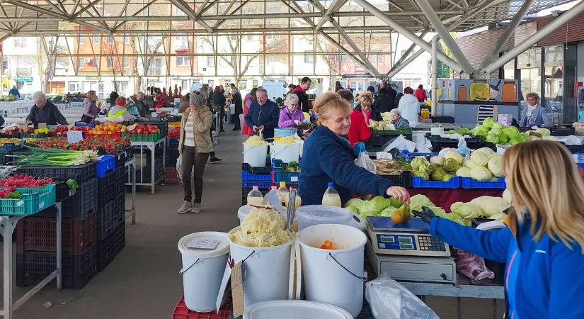 Hiába drága, csomóan csipegetik a Búza téri piacon – a kofa kedvezményt is ad, csak fogyjon