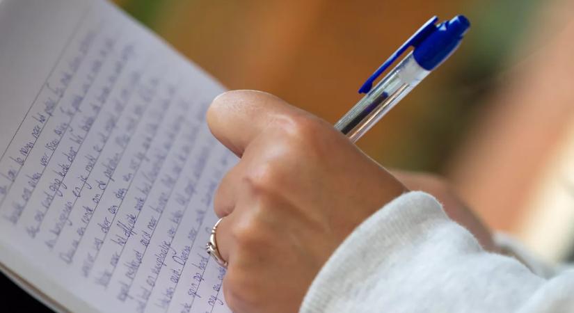 Olvashatatlan a kézírásod? Ezt a 3 dolgot árulja el rólad a pszichológia szerint