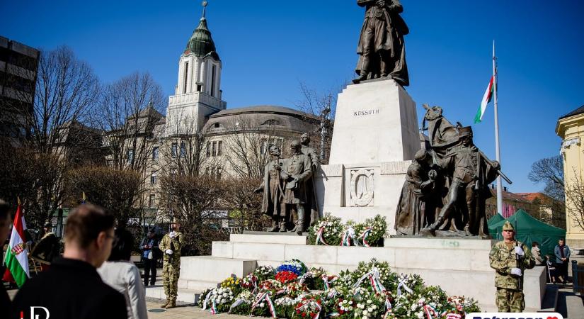 Valaki elvitte az orosz főkonzul koszorúját a debreceni Kossuth-szoborról