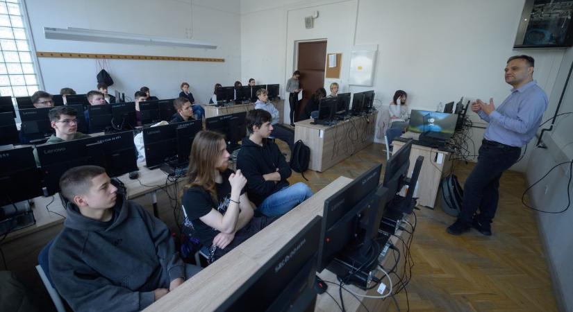 Pályaorientációs nappal segítették a diákokat Szegeden: cégek és előadások mutattak irányt