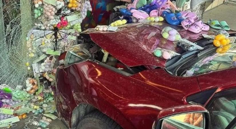 Női sofőr csapódott egy üzlet kirakatába, nem fogja elhinni, hogy hozta ezt össze