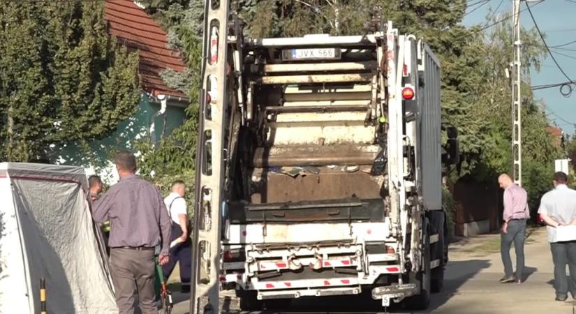 Elítélték a kukásautó-sofőrt, aki villanyoszlophoz préselte a rakodót tolatás közben