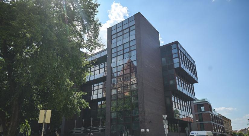 Kultúrkavalkád a Somogyi-könyvtárban: így ünneplik a frankofóniát Szegeden