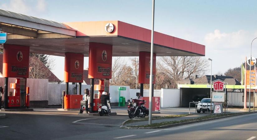 Durva: ennyi lenne a különbség a piaci ár és a védett üzemanyagár között!