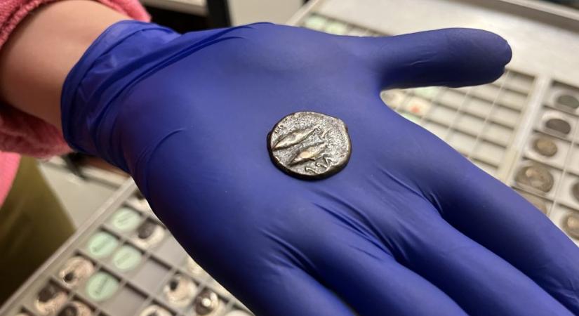 Méltó helyére került a 2000 éves érme, amivel valaki buszjegyet vásárolt