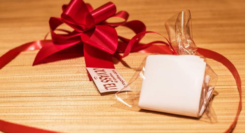 Verselj Győr! Szombaton városszerte piros masnis csomagokat kereshetnek a győriek