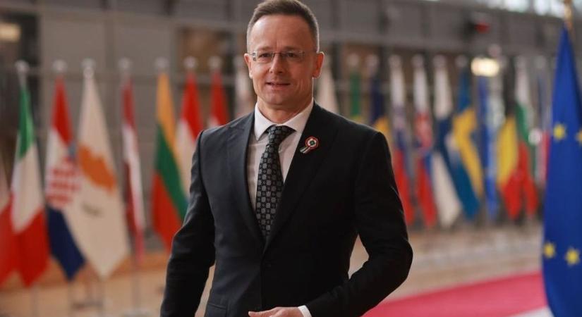 Újabb termelőberuházást adott át Szijjártó Péter – Betonbiztossá tettek százötven munkahelyet Pétfürdőn