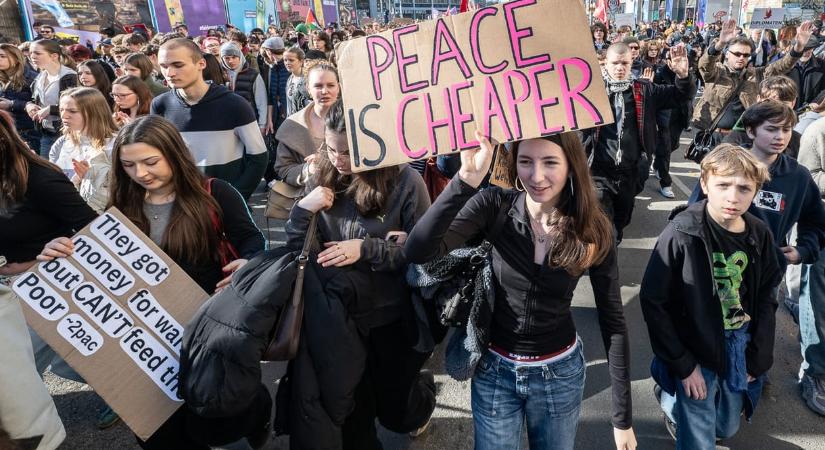 „Nem a militarizáció a megoldás” – több tízezer fiatal tüntetett a kötelező katonai szolgálat ellen Németországban