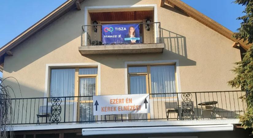 Eldurvult a tiszás-fideszes plakátháború egy balatonfüredi családi házon