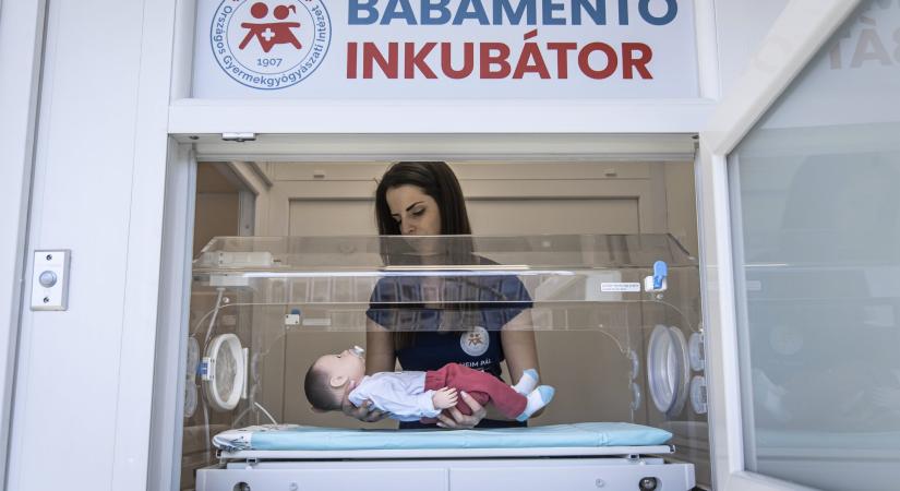 Új babamentő inkubátor segíti az újszülöttek biztonságos elhelyezését a Heim Pál Országos Gyermekgyógyászati Intézetben