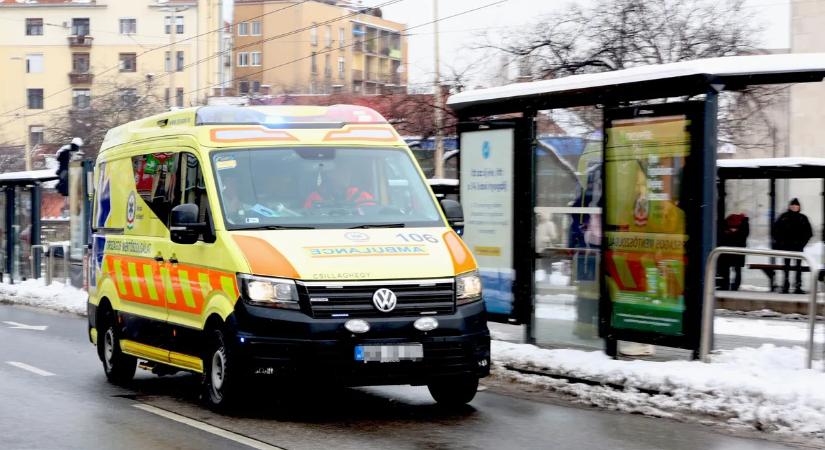 Mentőben született meg a baba – percek alatt segítették világra a kisfiút a mentők Veszprém vármegyében