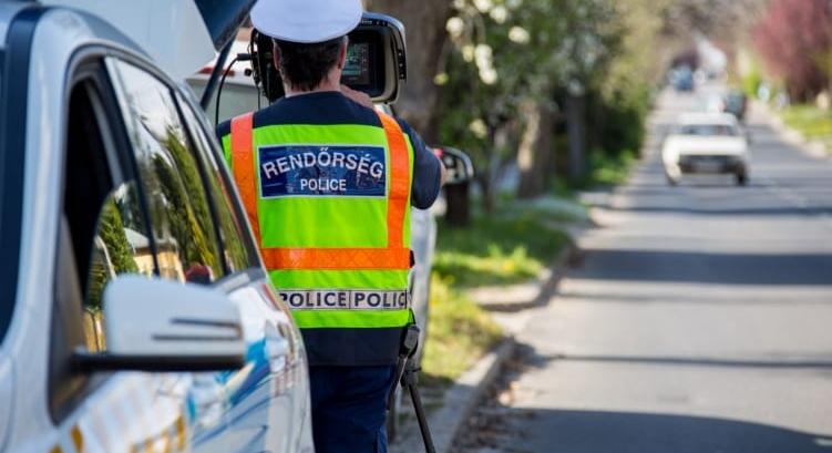 Új átverés terjed: gyorshajtásra hivatkozva csapják be az autósokat