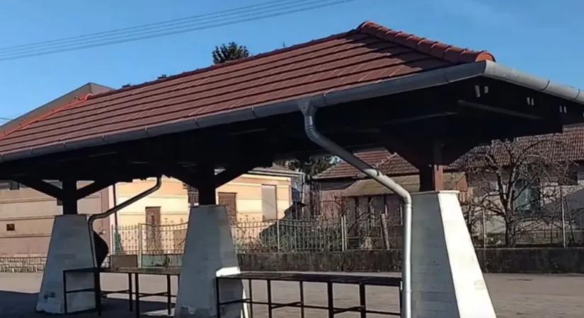 Három oszlop, tető és pár pad, ennyi a 37 millióból épült taktaharkányi piac