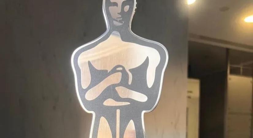 Orosz találat által tönkretett vasúti kocsi maradványaiból készített pót-Oscart kapott Sean Penn Ukrajnában