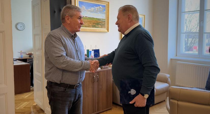 A fideszes képviselőnek és a kormánynak hálálkodik az uniós pénzért Hajdúszoboszló polgármestere