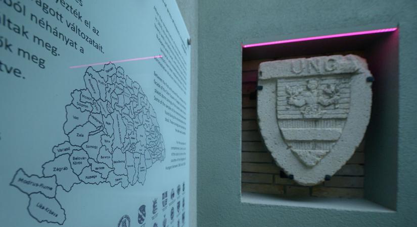 Szenzáció Szegeden: 180 kilós titkok a falban, vármegyei címerek kerültek elő egy pince mélyéről