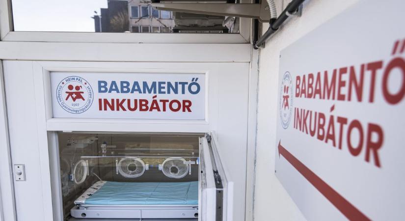 Új babamentő inkubátort adtak át Budapesten
