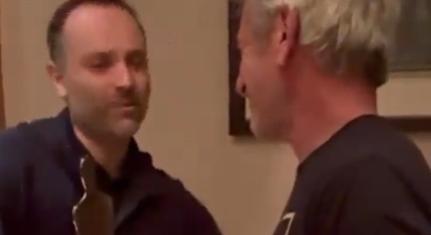 Ukrajna „Vas-Oscar-díjat” adott át Sean Penn-nek orosz rakéta által megsemmisített vasúti kocsi maradványaiból