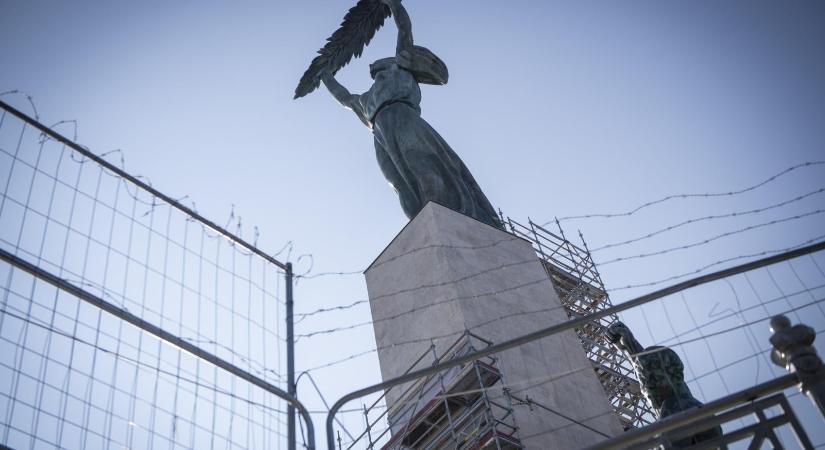 Választási kampány van, csak a zászlókarbantartás havi 20 millióba kerül, szóval Orbán Viktor beszédével újra megnyitják a Citadellát