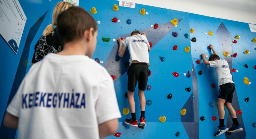 Új mászófalat kapott a kerekegyházi iskola, de itt még nincs vége a fejlesztéseknek! – fotók, videó