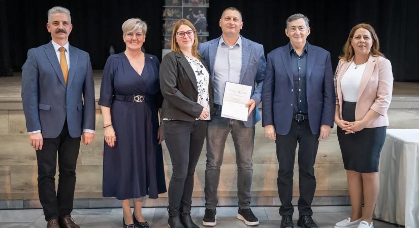 65 család otthona újulhat meg Bicskén 130 millió forintból – Ünnepélyes záróeseményen jelentették be a pályázat nyerteseit