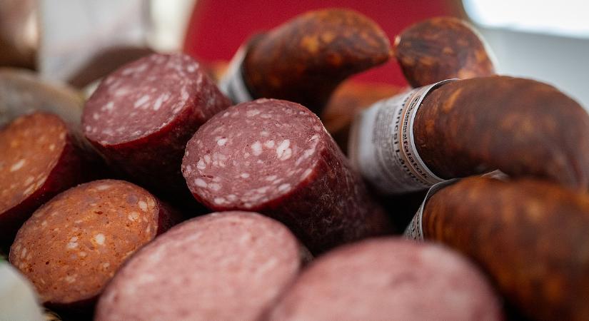 Akkora veszteséget okoz az árstop a láncoknak, hogy olcsó külföldi hússal próbálnak kompenzálni
